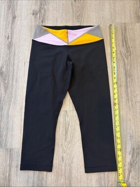Lululemon wunder under reversible crop leggings. Black. Size 6. EUC